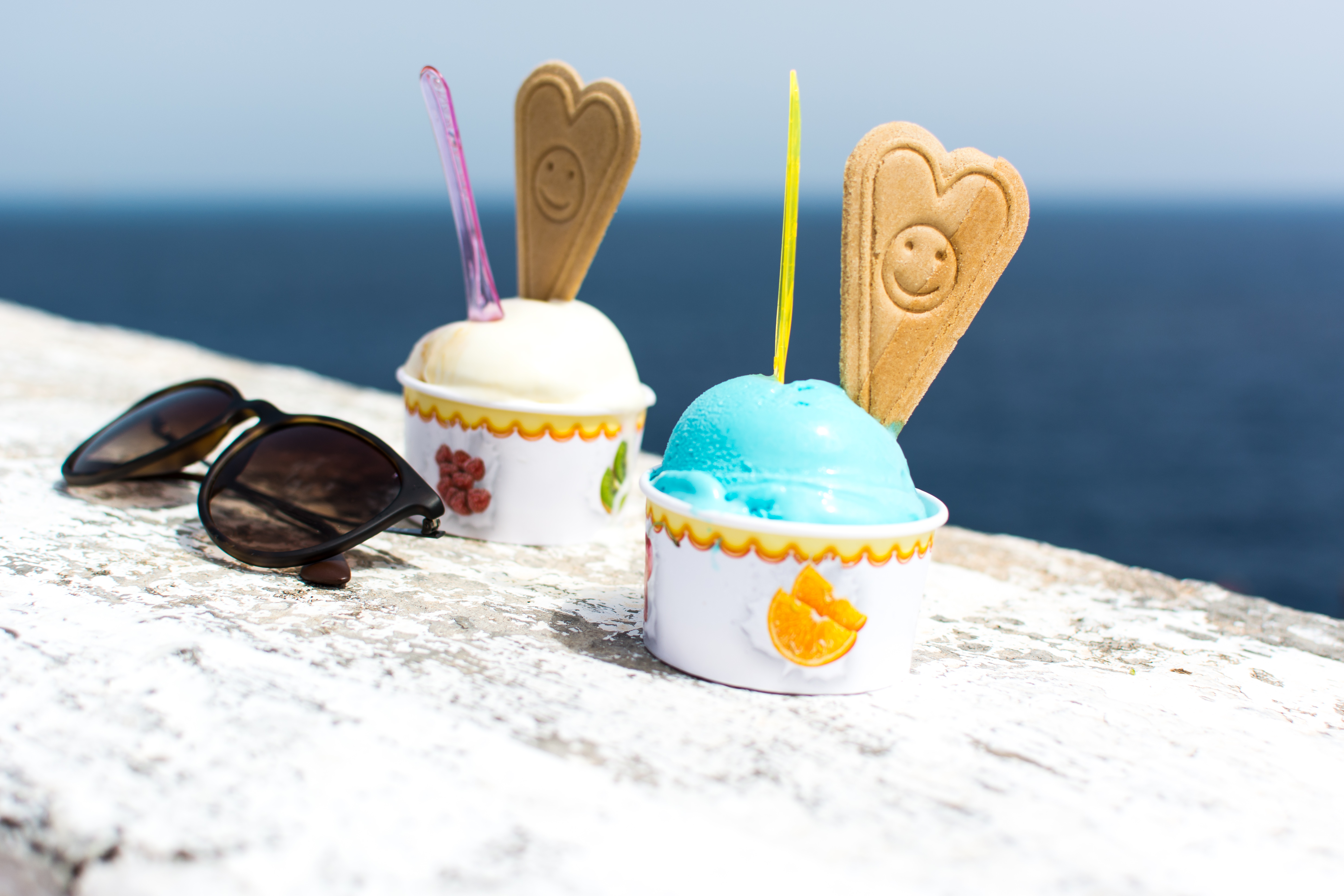 1746204462foodiesfeed.com_smurf-ice-cream-by-the-sea.jpg