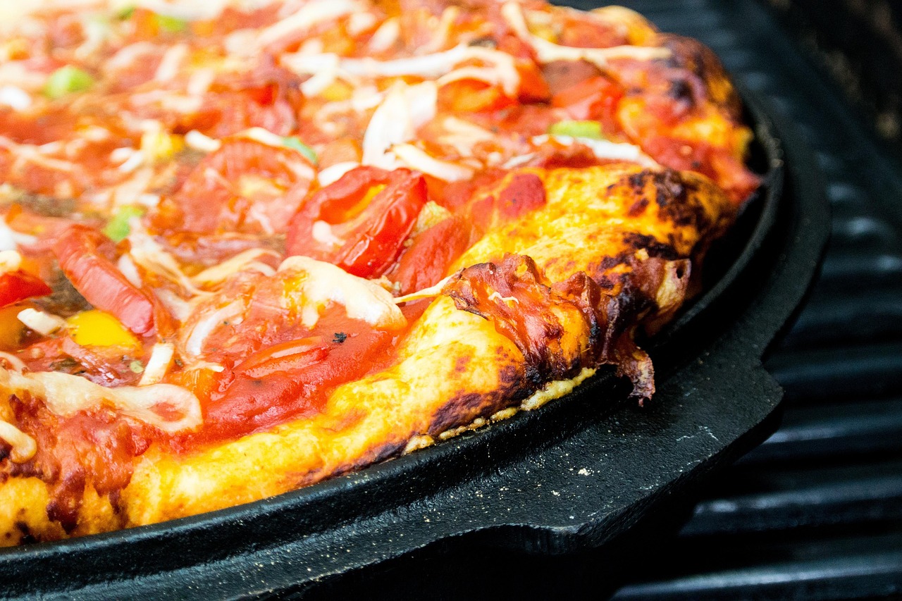1764366557pan-pizza-2412474_1280.jpg