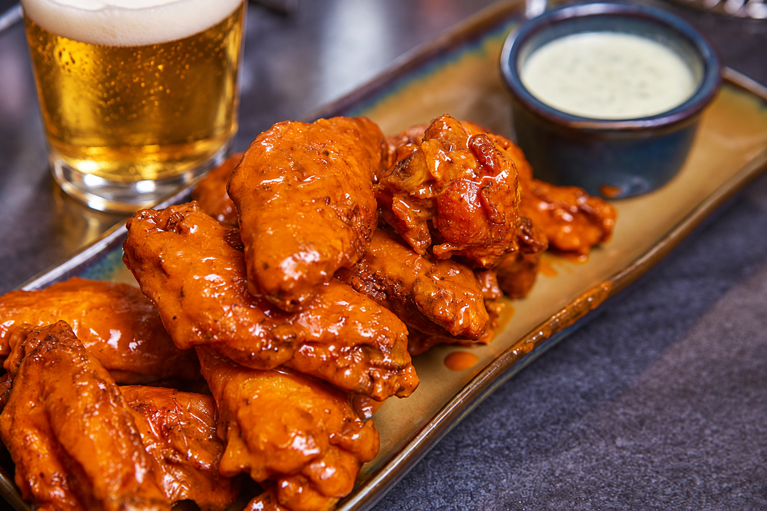 1791332956Goldenbeerbesidechickenwings.png