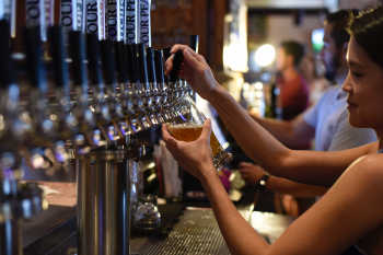 _2019-06-06_05_00_adult-alcohol-alcoholic-beverage-1267360.jpg