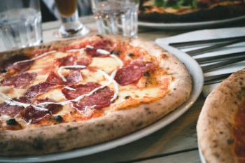 _2021-01-18_14_27_foodiesfeed.com_pizza-salami-close-up.jpg