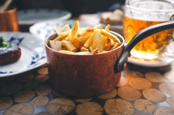 _2021-09-29_11_21_foodiesfeed.com_french-fries-with-steak-and-beer.jpg