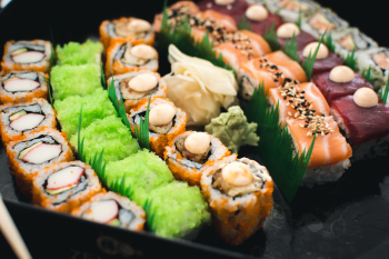 _2022-10-07_13_56_foodiesfeed.com_colorful-sushi-in-a-black-box.jpg