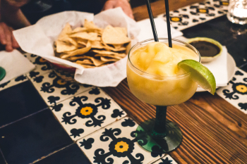 _2022-10-27_10_24_foodiesfeed.com_mexican-lemon-margarita.jpg