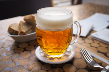 _2023-02-28_09_14_foodiesfeed.com_czech-lager-beer-from-the-tap.jpg