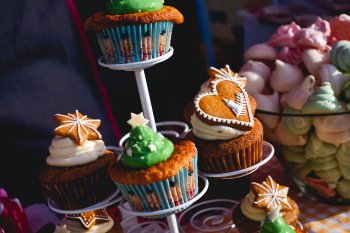 _2023-10-13_10_52_foodiesfeed.com_christmas-decorated-muffins.jpg