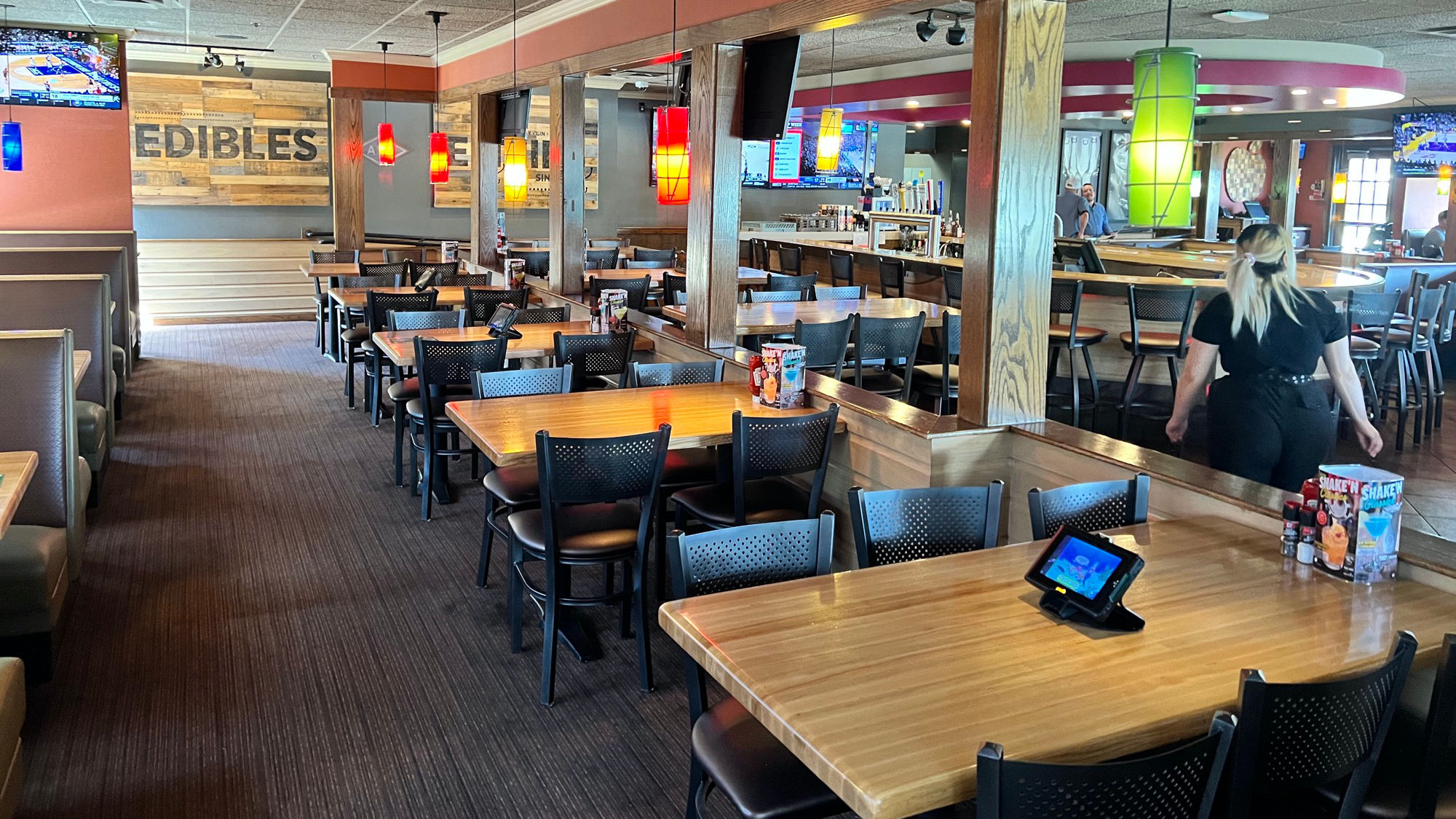 applebees-seating_1784737100.jpg